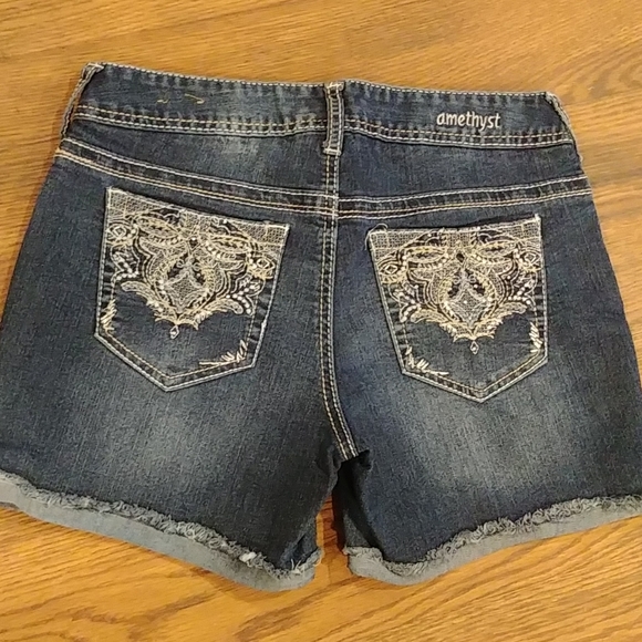 145 Mid thigh jean shorts - Picture 3 of 3